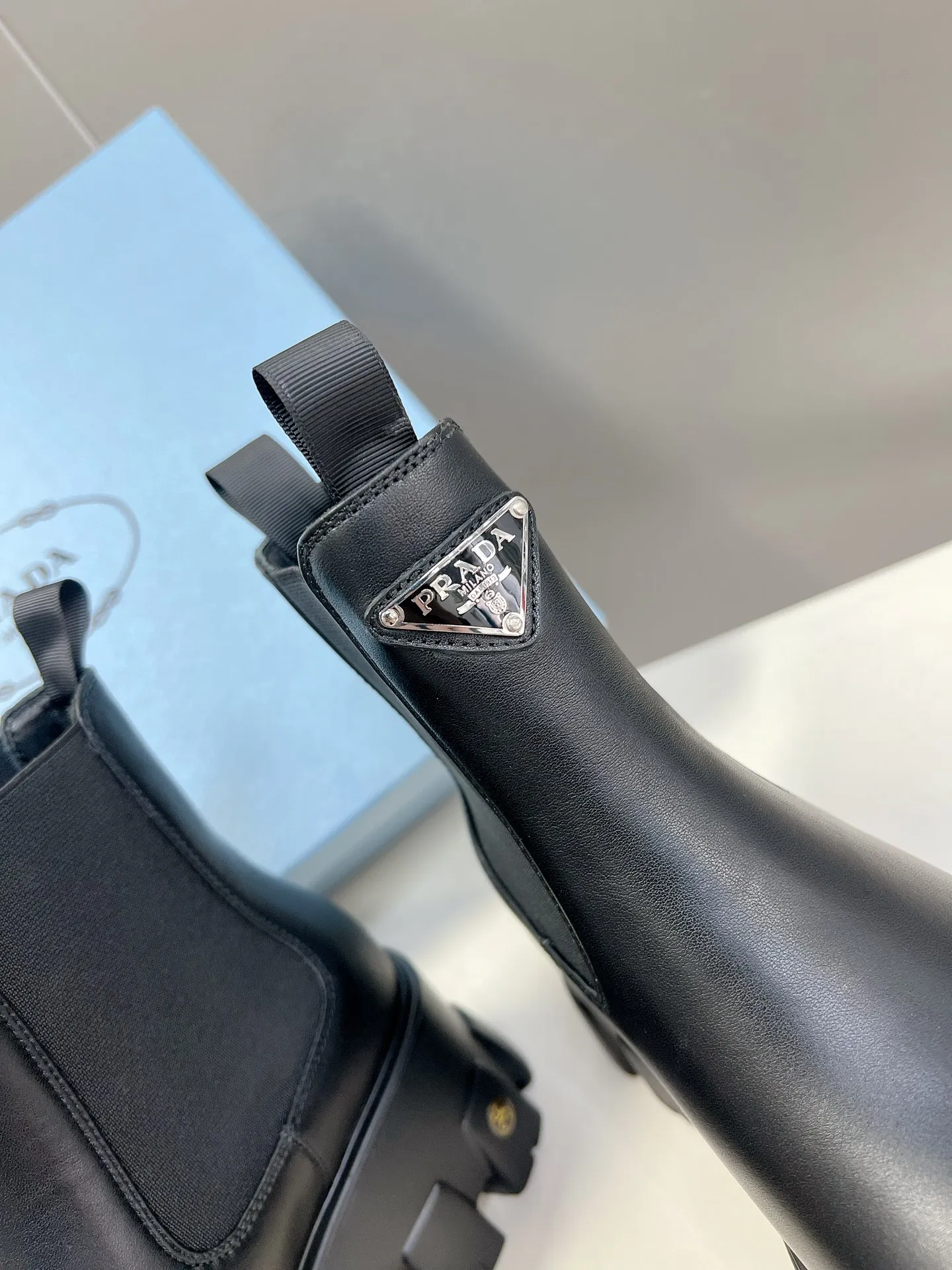 👟👟Ex-factory price 560👟👟 Women's shoes Women's Prada top version platform platform thick-soled pocket triangle logo couple's boots Original 1:1 customization, many Internet celebrities are on their feet, these shoes, cowhide color matching, injection molded triangle letters luogo process, very popular this year, can be worn for leisure and sports... ❶Fabric: Customized open edge beads ➕Injection molded triangle logo ❷Inner lining: Customized cowhide ❸Feet: customized cowhide ❹Outsole: original molded foam combination outsole ❺Sole thickness: 6cm ❻Number of sizes: women's 35-40
